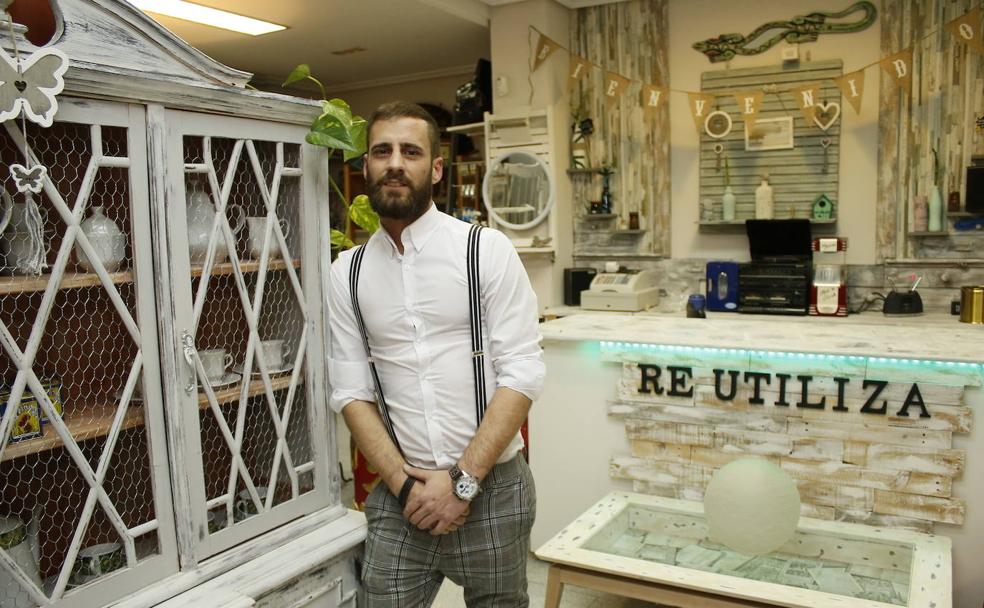 El hombre que transforma la basura en diseño