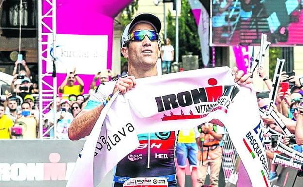 «Me retiro como profesional, pero seguiré siendo triatleta y deportista», asegura Eneko Llanos
